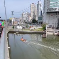 Bombeiros resgatam mulher no rio Camboriú
