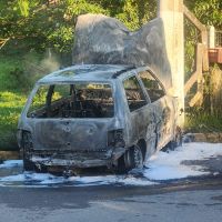 Homem incendeia carro depois bater em poste