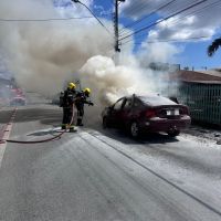 Carro é completamente destruído em incêndio
