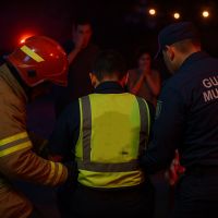 Guardinha corta a mão ao tentar abrir garrafa com faca