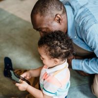 Três meses após sanção da Lei Felca pais não sabem proteger filhos na web
