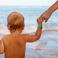 Unimed Litoral doa pulseiras para identificação de crianças nas praias