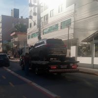 Carro devendo mais de R$ 10 mil é guinchado em BC