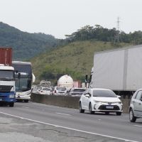 Congestionamento na ponte do rio Itajaí-açu trava BR 101 em direção a Navegantes