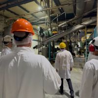 Vereadores e vice cobram diminuição no fedor da fábrica de farinha de peixe