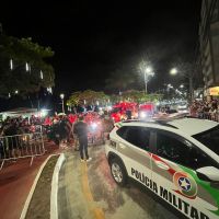 Acidente entre moto e autopropelido interrompe desfile de Natal em BC