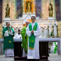 Padre que proibiu casamentos fora do horário da missa está indo embora de Itajaí