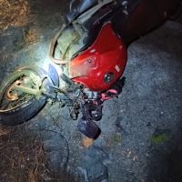 Motociclista bate em cerca e é arremessado no mato