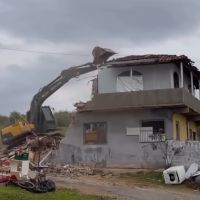 Prostíbulo de Piçarras é demolido e ex-clientes reagem com saudade