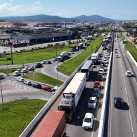 Trecho da BR 101 em direção a Balneário Camboriú em Itajaí está travado