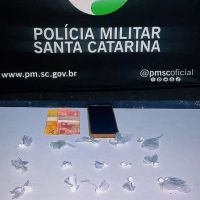 Traficante tenta dar fuga de bike, joga droga no chão e acaba preso