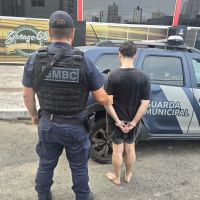 Homem mostra partes íntimas na praia Central de BC