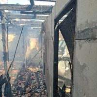 Casa é completamente destruída por incêndio no bairro Perequê