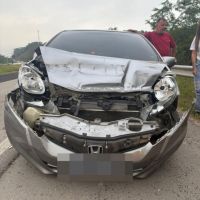 Motorista perde controle do carro e bate na pista