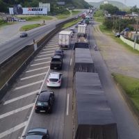 BR 101 tem quase 50 quilômetros de lentidão entre Piçarras e Itapema