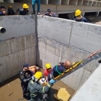 Trabalhador cai em fosso em obra