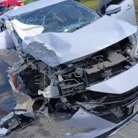 Carro bate em poste e três pessoas ficam presas às ferragens