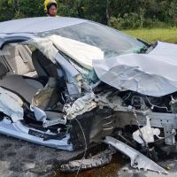 Carro bate em poste e três pessoas ficam presas às ferragens