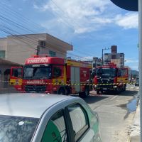 Casa de dois andares é destruída pelas chamas