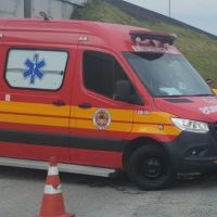 Homem é baleado em frente de conveniência