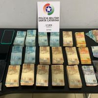 PM prende dois por tráfico e apreende quase R$ 120 mil em dinheiro