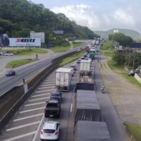 Trânsito lento no trecho de Piçarras a BC na BR 101