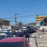 Caminhonete capota após batida em cruzamento do Promorar