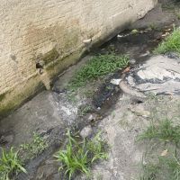 Vigilância flagra bar com fossa vazando na praia do Atalaia