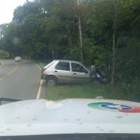Carro sai da pista e bate em árvore em Navegantes