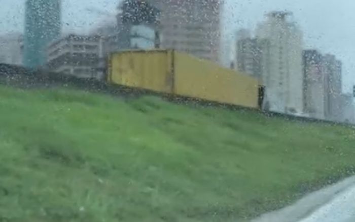 Motorista teve ferimentos leves próximo da Havan do Morretes