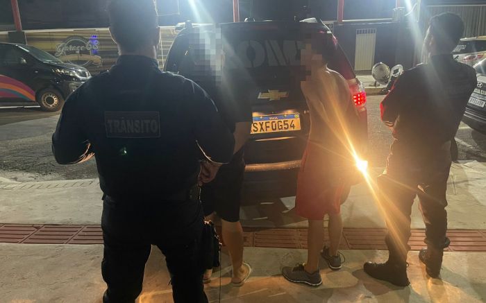 Abordagem do cara gerou revolta e causou confusão entre agentes e espectadores (Foto: Divulgação/GMBC)