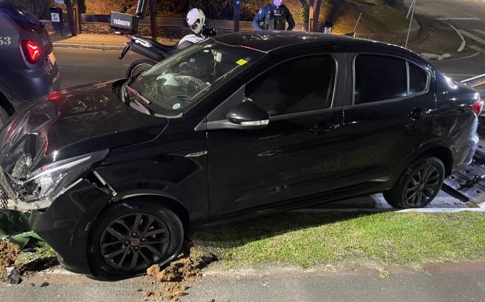 Fiat Cronos foi autuado e guinchado (Foto: Divulgação/GMBC)