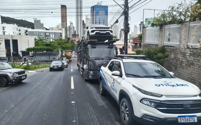 Caminhão quebrou no meio da ladeira (Foto: Divulgação/Agentes de Trânsito)