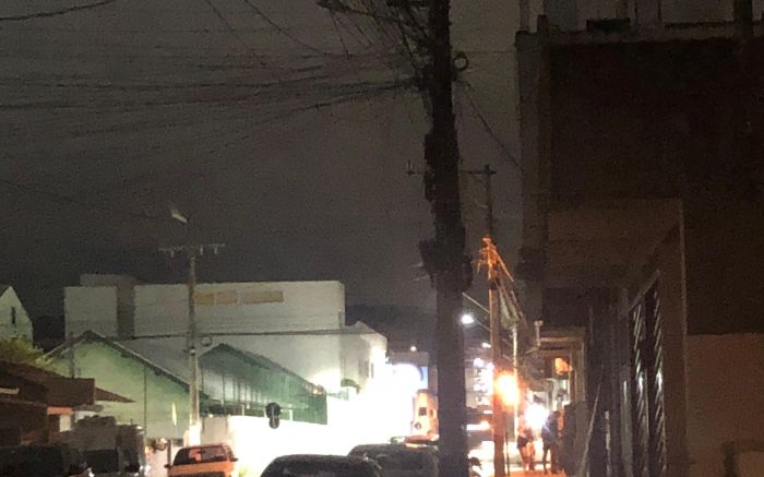 Moradora afirma que, em alguns dias, todas as luzes da rua apagam (Foto: Leitora)
