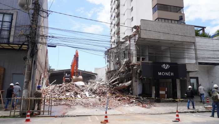 Garagem e lojas são derrubadas pra futuro prédio na rua 15 de Novembro (Foto: João Batista)