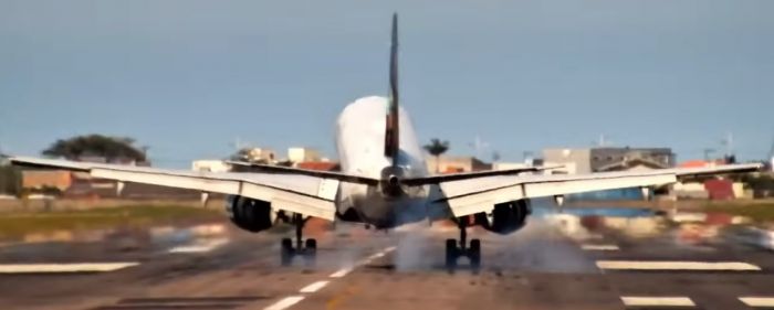 Piloto chegou a chamar por “mayday” e bombeiros cercaram a aeronave para inspeção