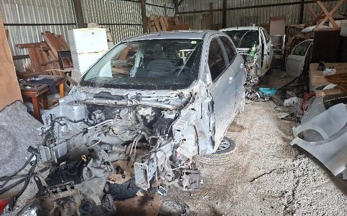 No galpão do crime, carros eram desmanchados (Foto: BPMI)