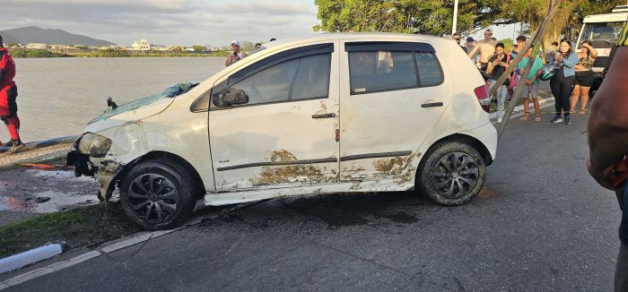 Carro foi retirado do rio no sábado à tarde (Foto: Reprodução)