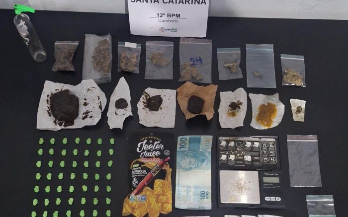 Legenda: Moto roubada em BC estava no Monte Alegre; drogas foram apreendidas durante patrulhamento (Foto: Divulgação/PMSC)