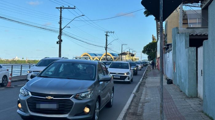 Fila do ferry boat tá grande nos dois lados do rio