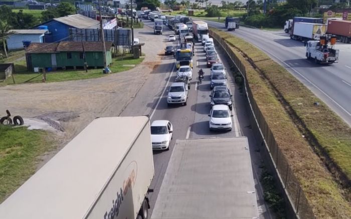 Trânsito tá completamente travado na BR 101