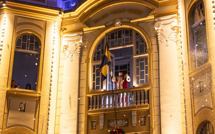 Cortejo, decoração e clima natalino marcaram início da programação na Hercílio Luz