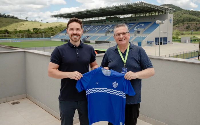 Acordo foi assinado pelo reitor da Univali, Valdir Cechinel Filho (à direita), e o diretor de marketing do Barra, Sebastian Bacher (Foto: Dales Hoeckesfeld)