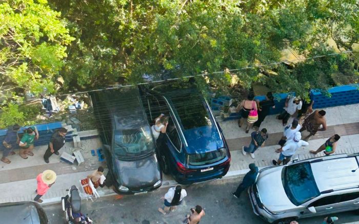 Veículos quase caíram no rio após acidente na saída de prédio