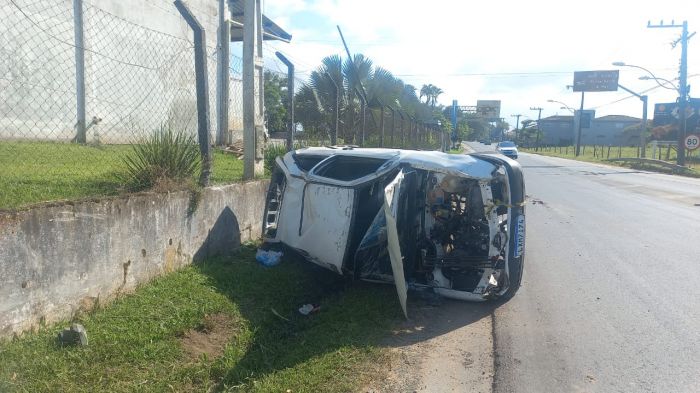 Gol bateu contra um muro antes de tombar (Foto: Divulgação/PMRv)