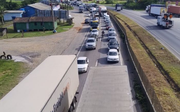 Balneário Camboriú tem 12 kms de congestionamento na BR 101