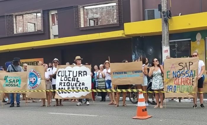 Em janeiro, abraço coletivo defendeu a municipalização do prédio dos anos 50(Fotos Arquivo)