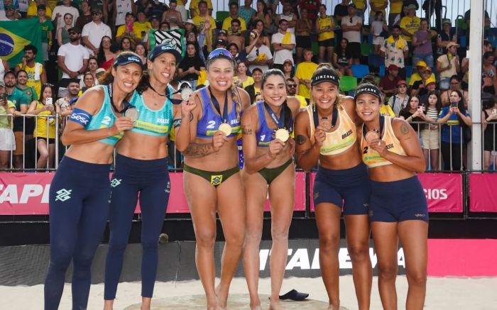 Pódio 100% brasileiro marcou o fim da etapa de Itapema do circuito mundial (Foto: CBV)