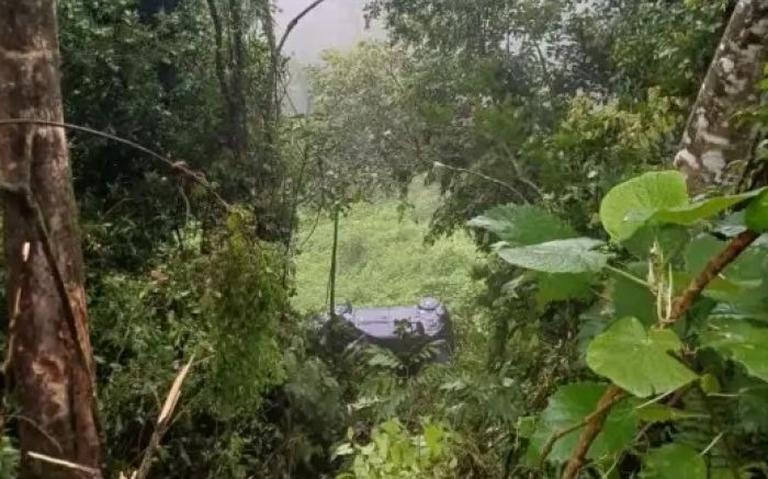 Veículo com cinco ocupantes ficou totalmente destruído na descida da serra de Corupá