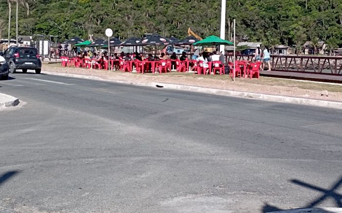 Espaço gramado no fim da praia do Gravatá teria sido tomado por mesas e cadeiras